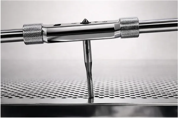 早坂精密工業 SR-SFT 標準タップでは垂直を取りづらく不安定になっている写真