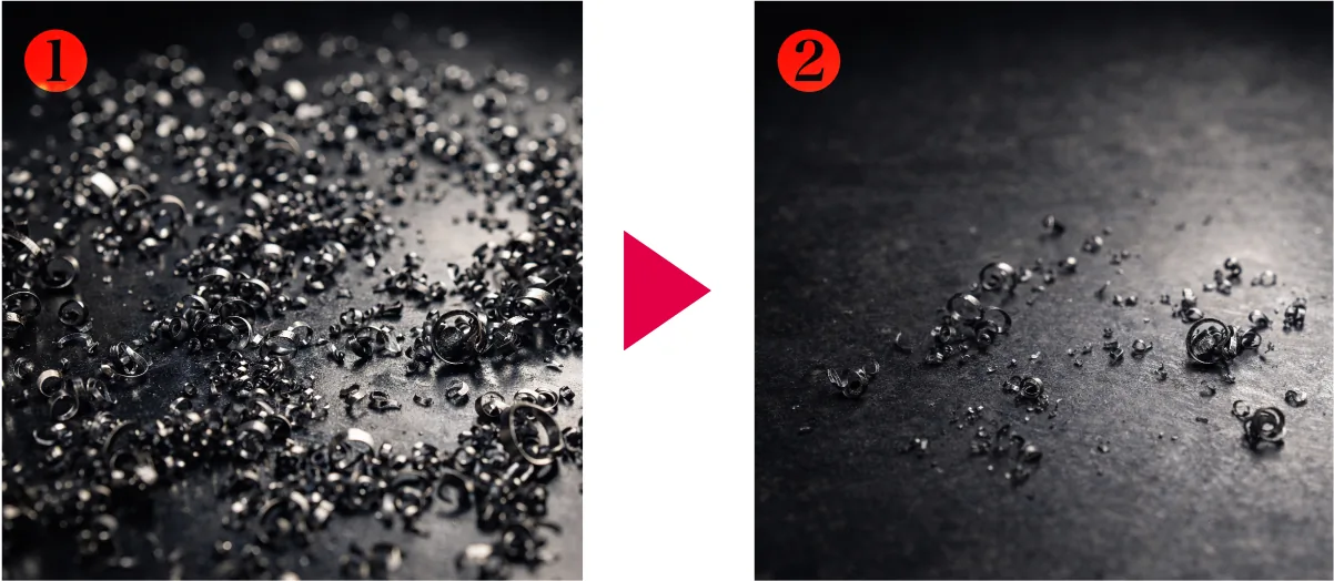 他社のポイントタップで排出された切粉と、SR-SFTで切削した場合の切粉の量を比較した写真