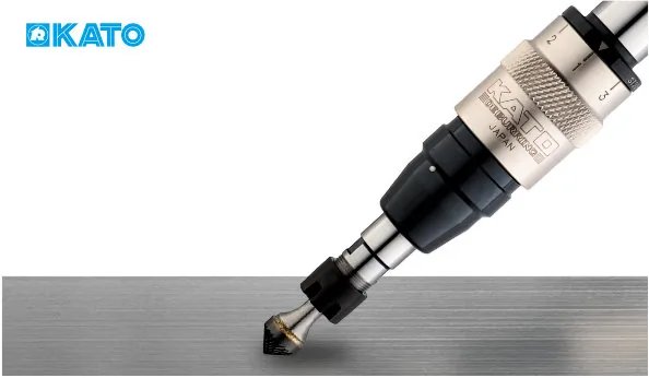 マシニングセンタ用バリ取りホルダ KATO DBR7-SC が金属ワーク表面のエッジを自動面取りしている様子